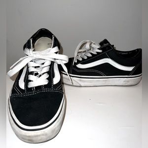 Vans off the wall - low top women’s sneaker, size 5.5 US